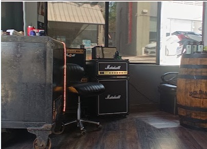 Ενισχυτής Marshall δίπλα σε ξύλινο βαρέλι